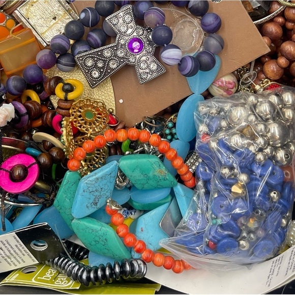 Vintage To Modern Jewelry & Small Accessories Lot Wear Craft Repair Repurpose - Picture 3 of 8